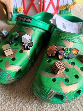 CROCS Classic Clogs in Bright Green